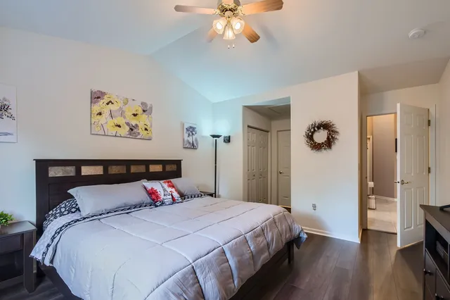 $384,900 | 3105 Saganashkee Lane, Naperville, IL 60564