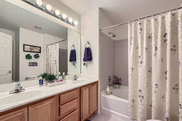 $384,900 | 3105 Saganashkee Lane, Naperville, IL 60564