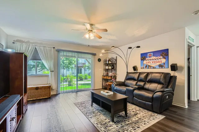 $384,900 | 3105 Saganashkee Lane, Naperville, IL 60564