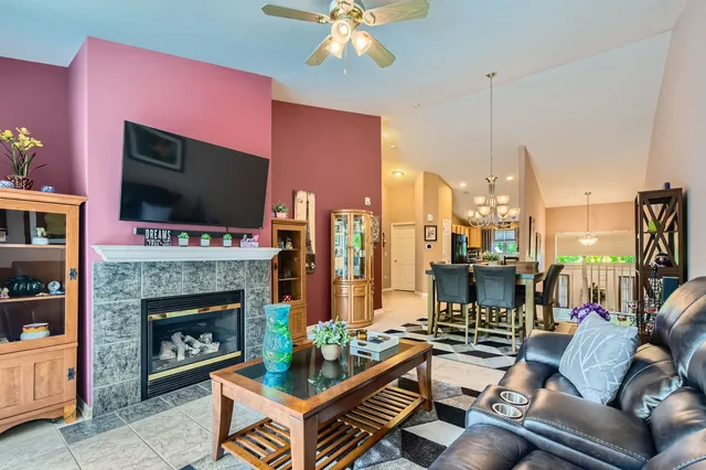 $384,900 | 3105 Saganashkee Lane, Naperville, IL 60564