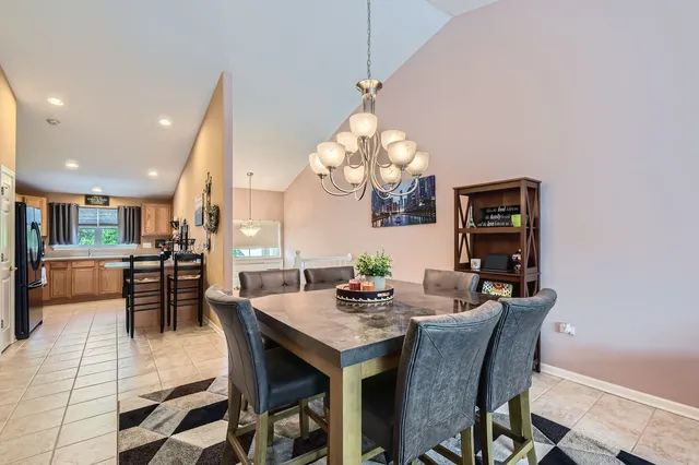 $384,900 | 3105 Saganashkee Lane, Naperville, IL 60564