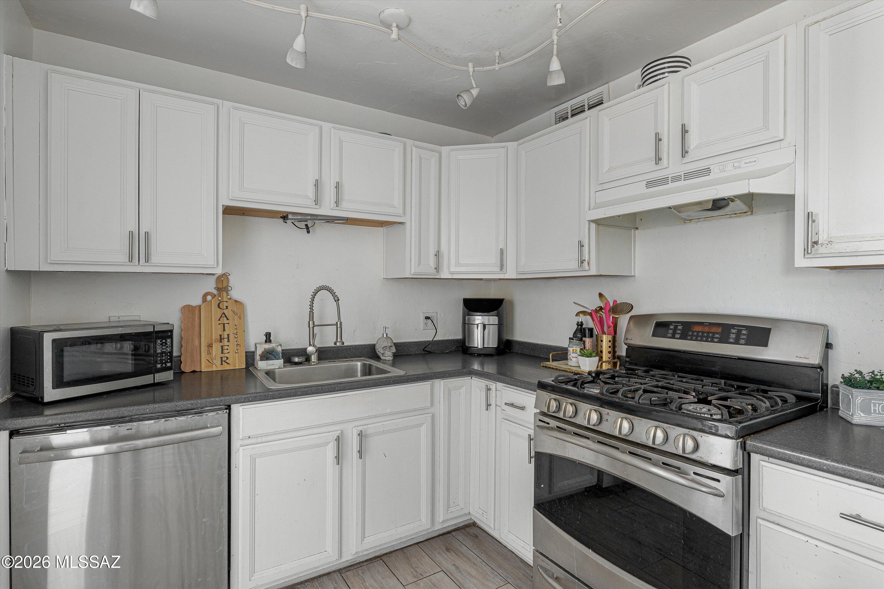 3321 East Silverlake Road Tucson, AZ 85713 - Photo 11 of 28 Kitchen