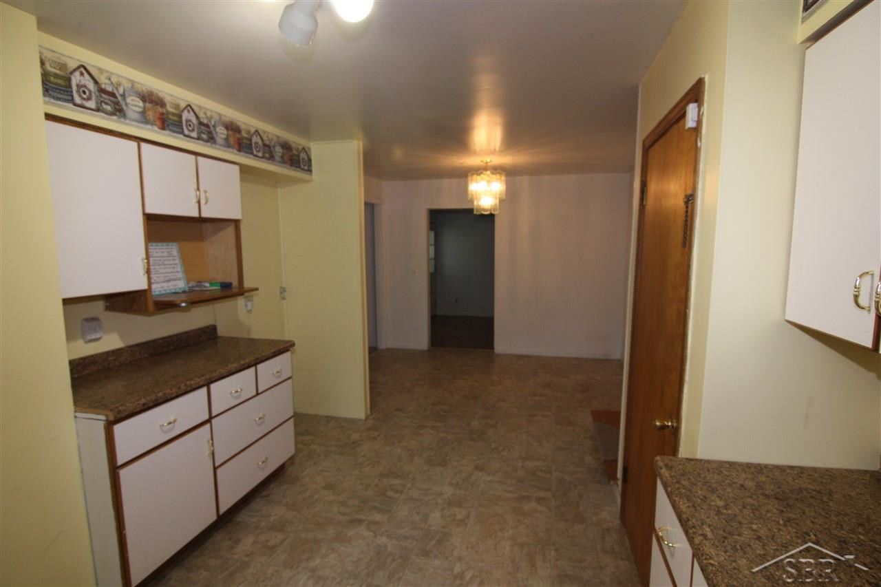 1972 East Moore Road Saginaw, MI 48601 - Photo 6 of 20 31352043-5.JPG