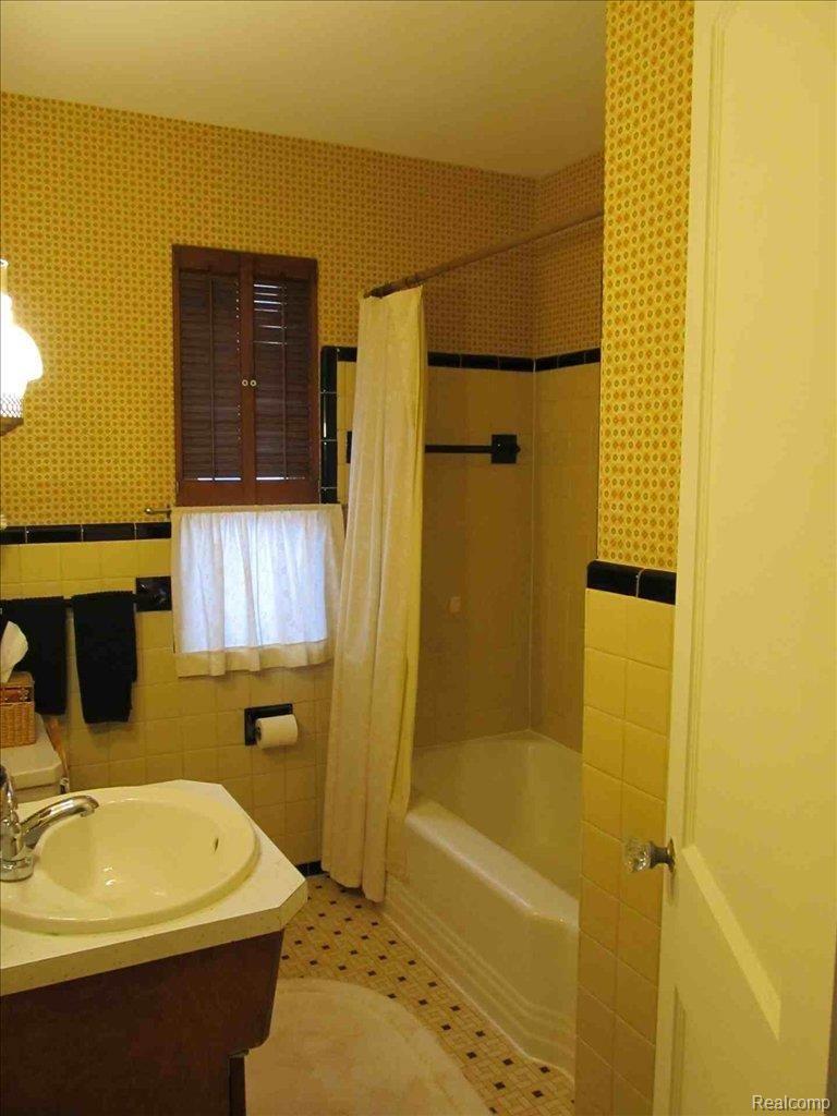11681 Nottingham Road Detroit, MI 48224 - Photo 7 of 11 bathroom
