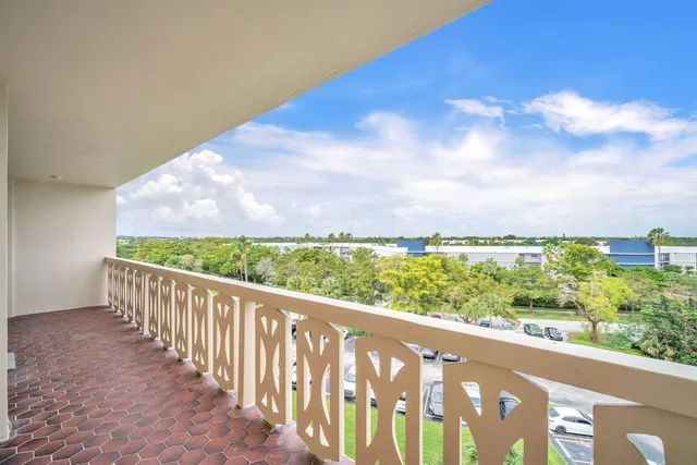 $310,000 | 800 Northeast 195th Street, Unit 601, Miami, FL 33179