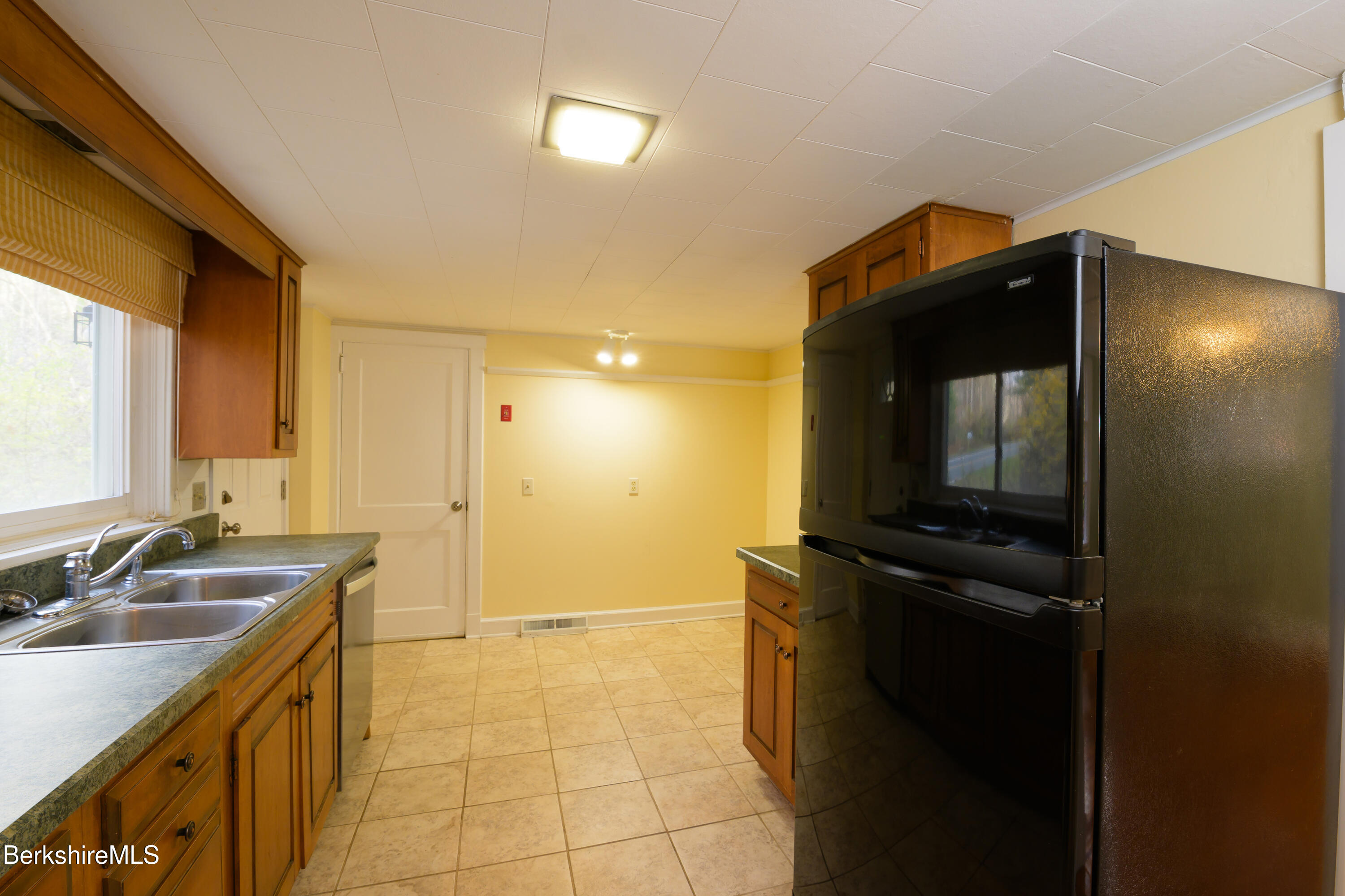 363 Henderson Road Williamstown, MA 01267 - Photo 12 of 24 a bathroom with a sink a mirror and a bathtub