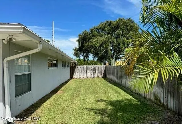 a view of a backyard