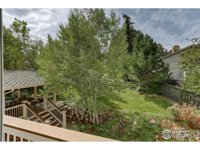 a view of a back yard