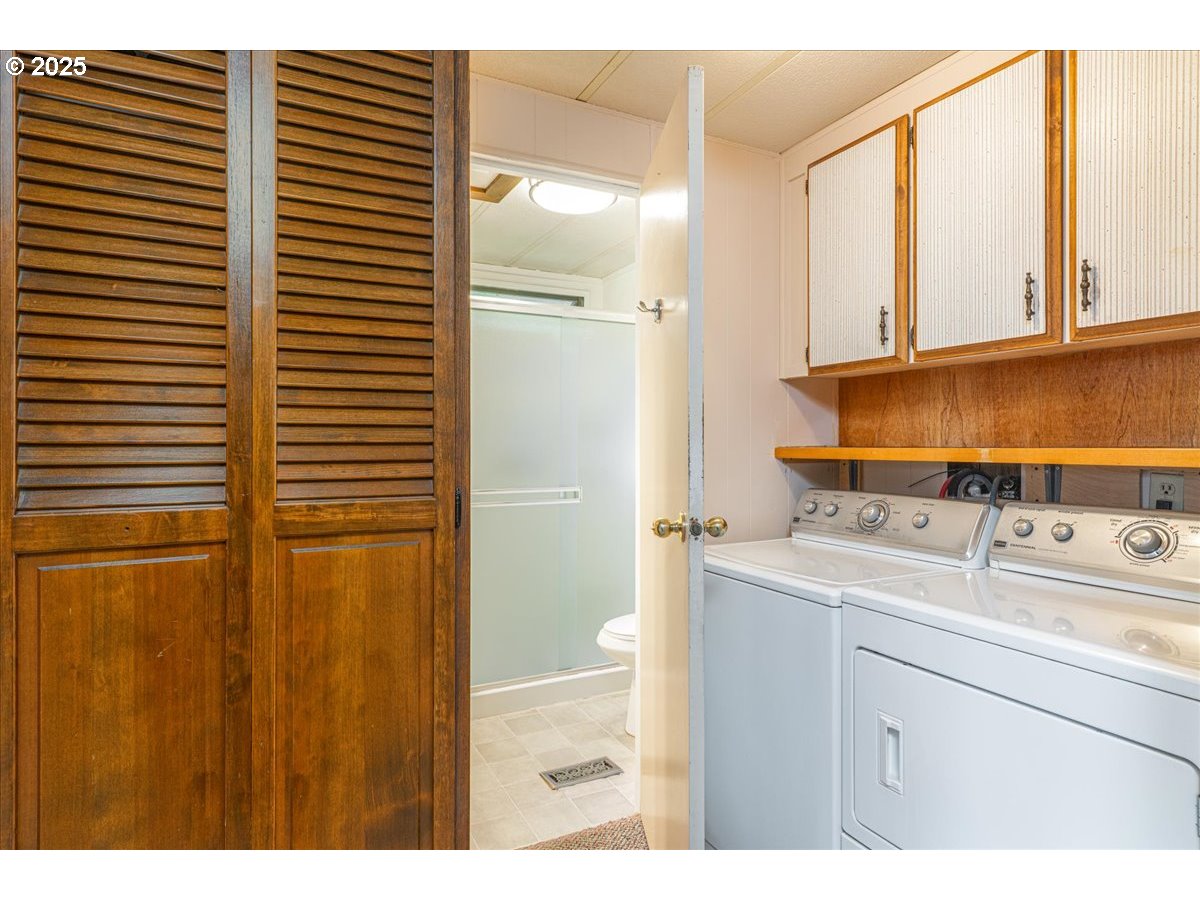 5510 Windsor Island Road North, Unit 19 Keizer, OR 97303 - Photo 15 of 32 a bathroom with a sink and a mirror