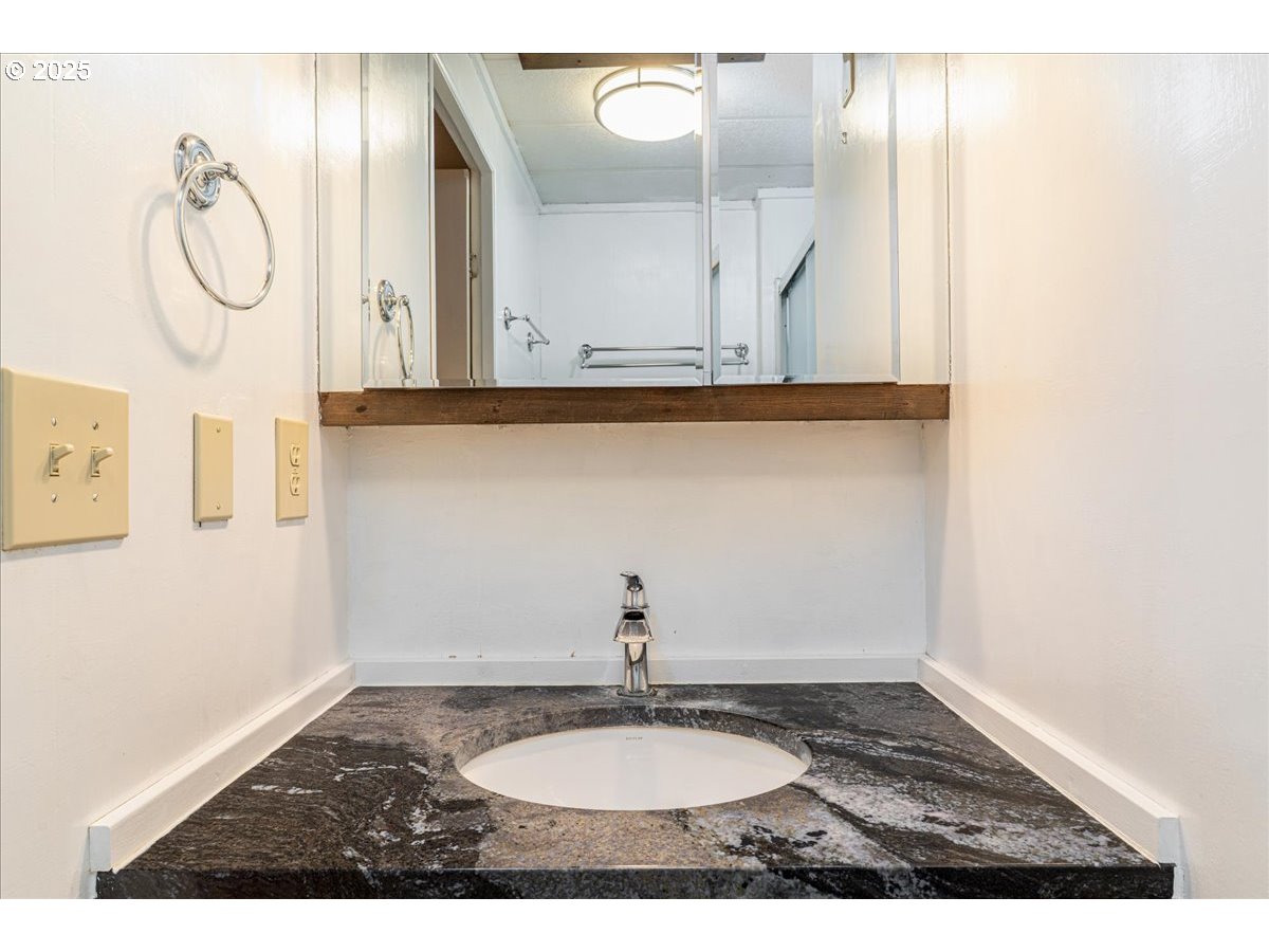 5510 Windsor Island Road North, Unit 19 Keizer, OR 97303 - Photo 16 of 32 a bathroom with a sink and a mirror