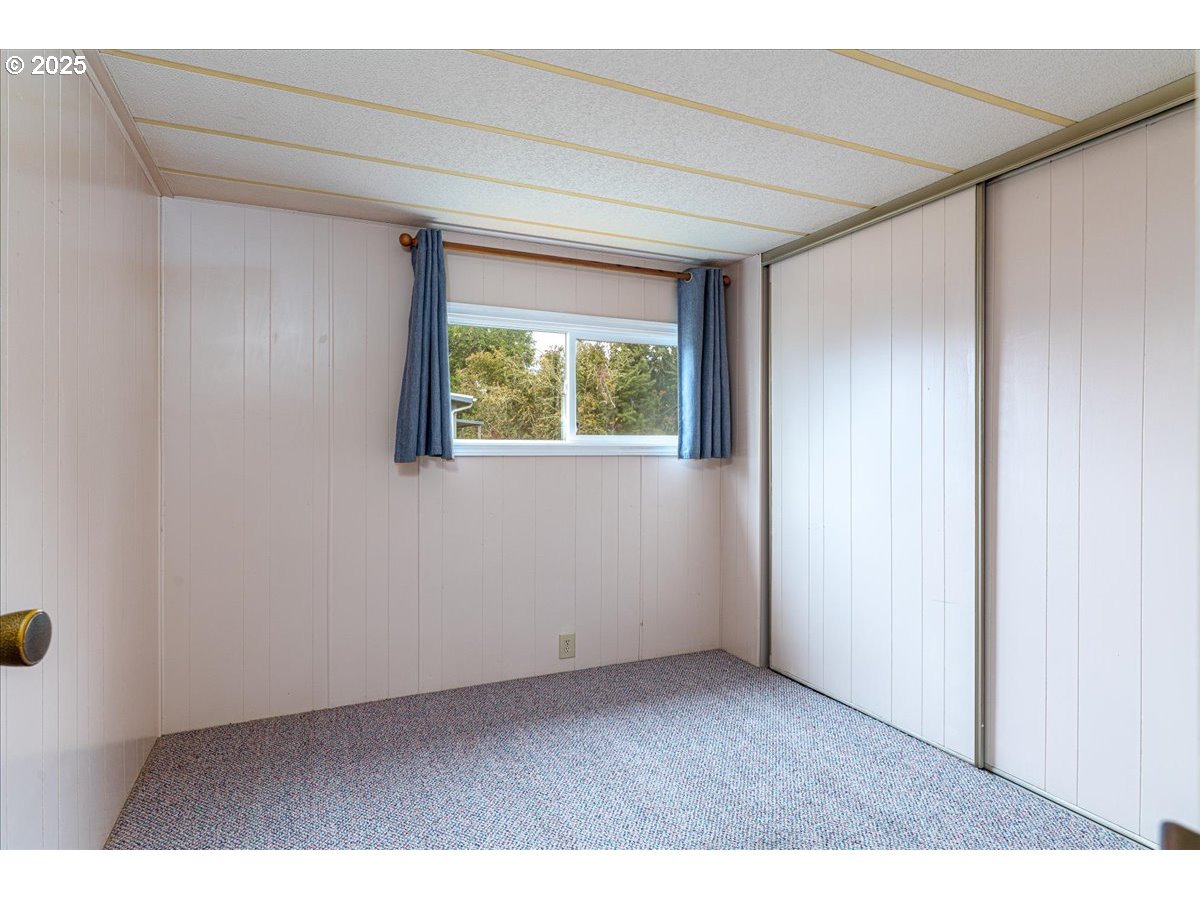 5510 Windsor Island Road North, Unit 19 Keizer, OR 97303 - Photo 17 of 32 a view of an empty room and window