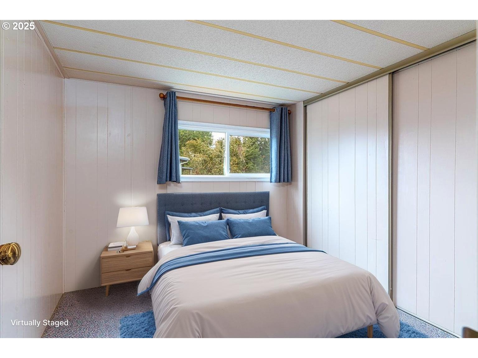 5510 Windsor Island Road North, Unit 19 Keizer, OR 97303 - Photo 18 of 32 a bedroom with a bed and a window