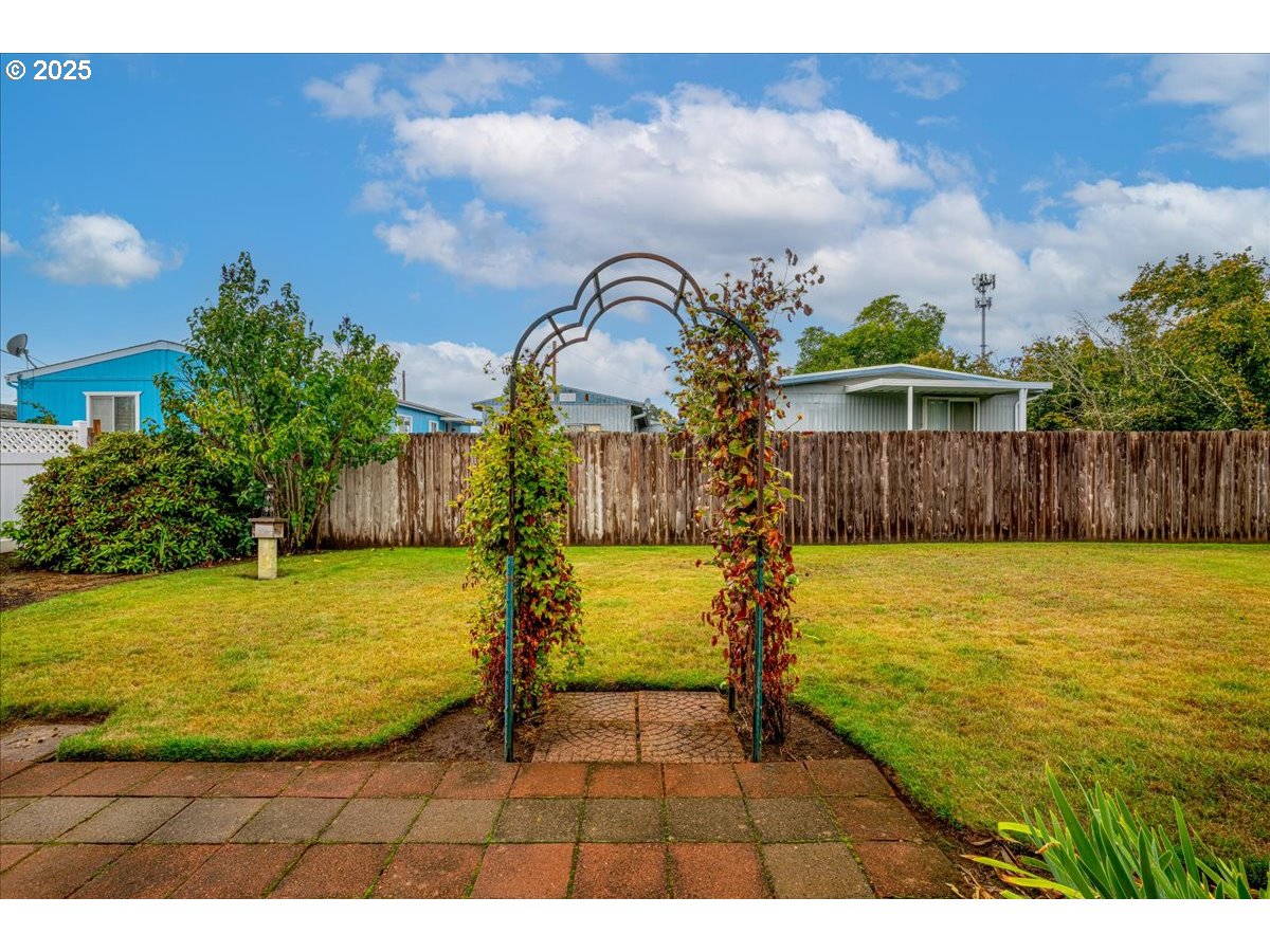 5510 Windsor Island Road North, Unit 19 Keizer, OR 97303 - Photo 20 of 32 a view of a swimming pool with a backyard