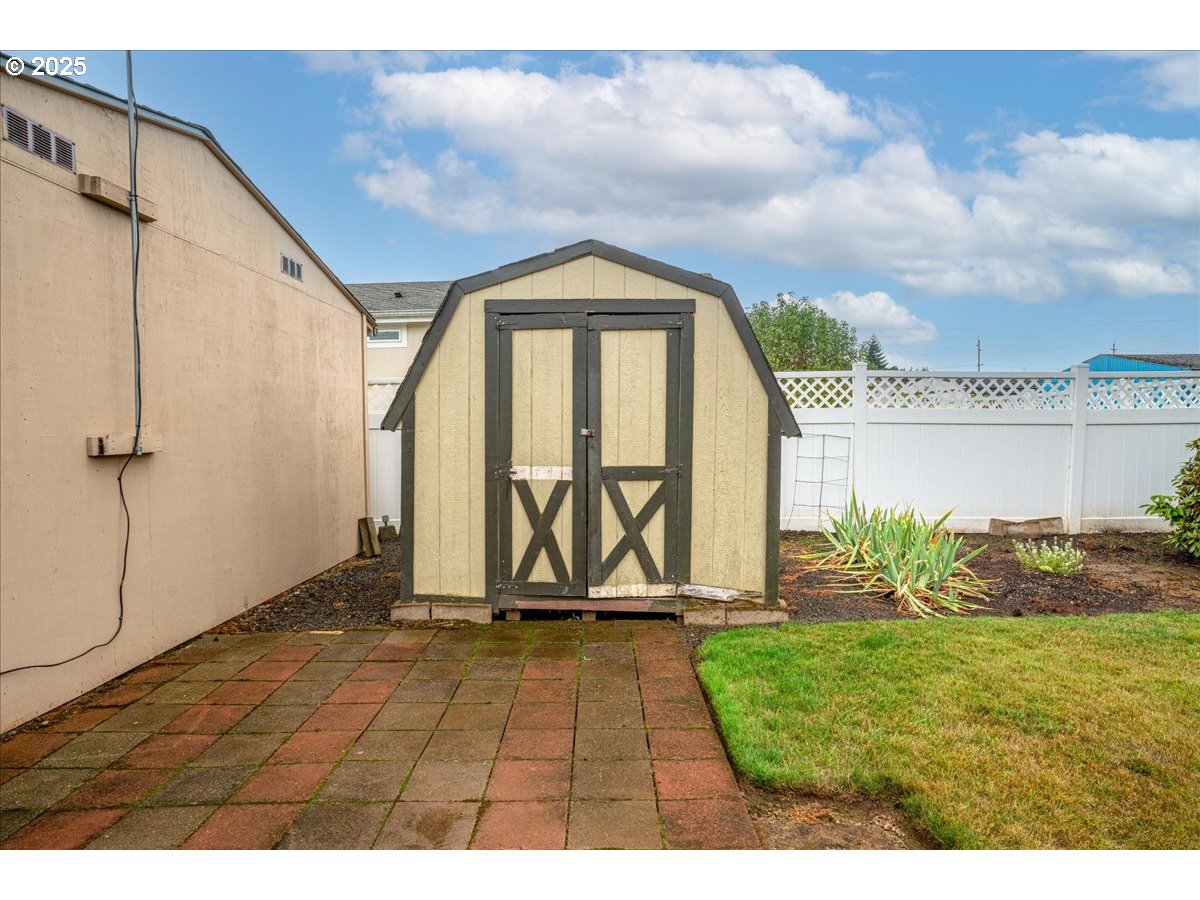 5510 Windsor Island Road North, Unit 19 Keizer, OR 97303 - Photo 21 of 32 a view of a garden