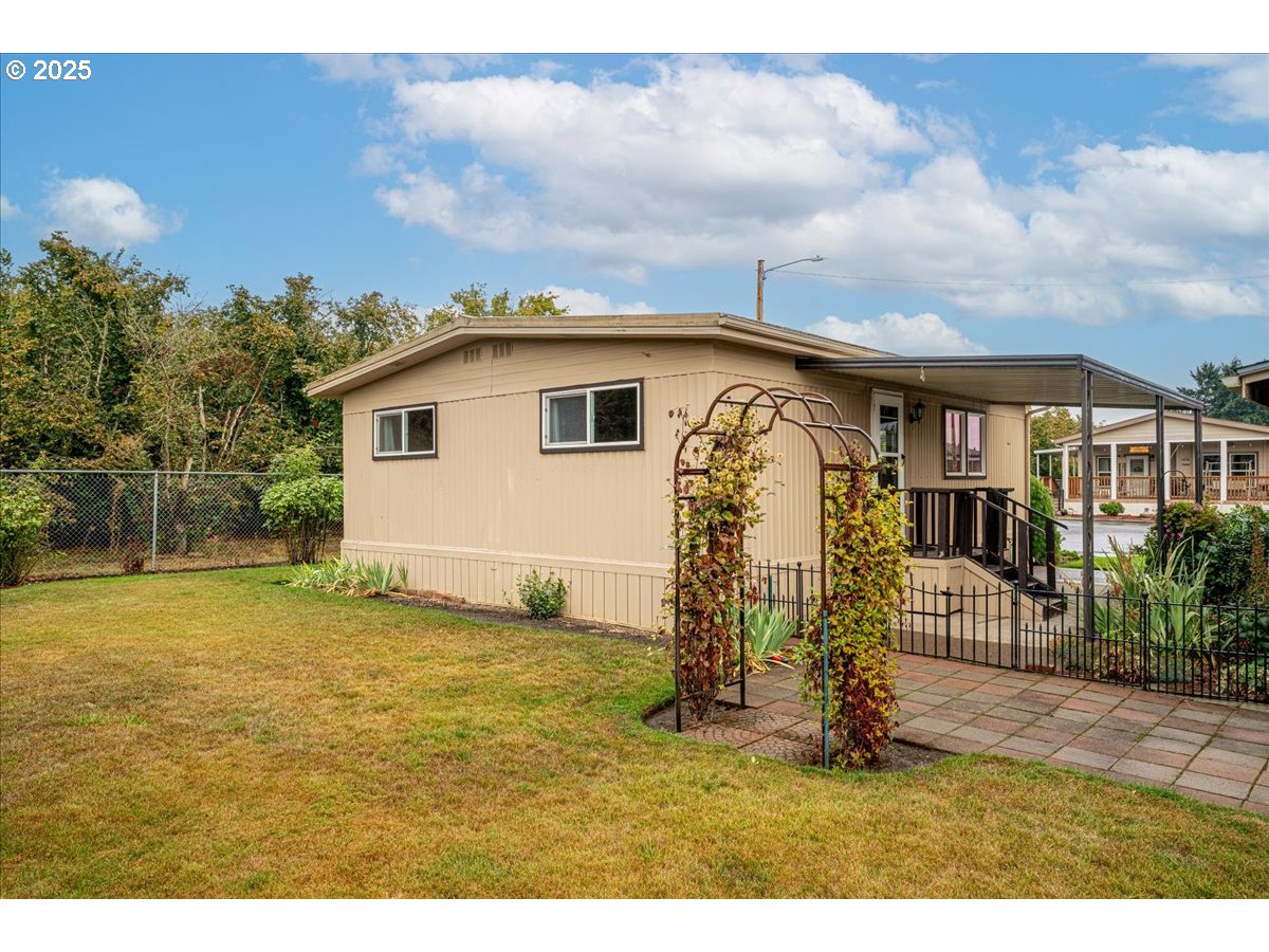 5510 Windsor Island Road North, Unit 19 Keizer, OR 97303 - Photo 22 of 32 a view of a house with backyard and garden
