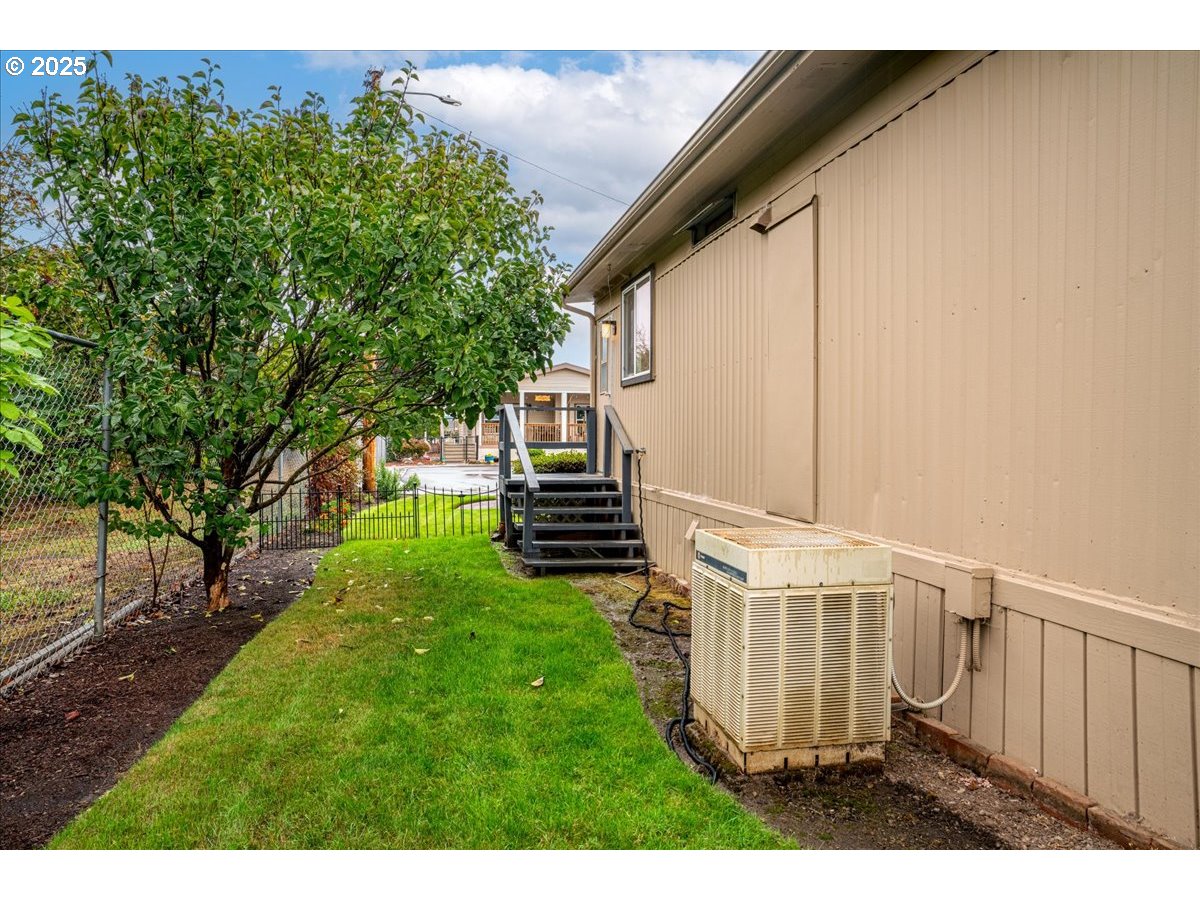 5510 Windsor Island Road North, Unit 19 Keizer, OR 97303 - Photo 26 of 32 a view of a backyard with pathway