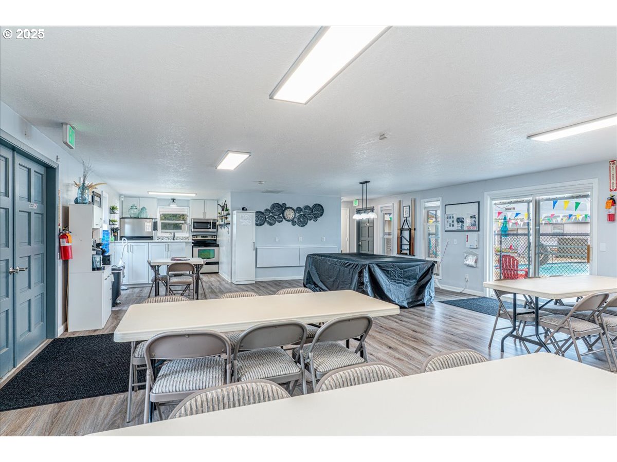 5510 Windsor Island Road North, Unit 19 Keizer, OR 97303 - Photo 29 of 32 a living room with furniture kitchen view and a large window