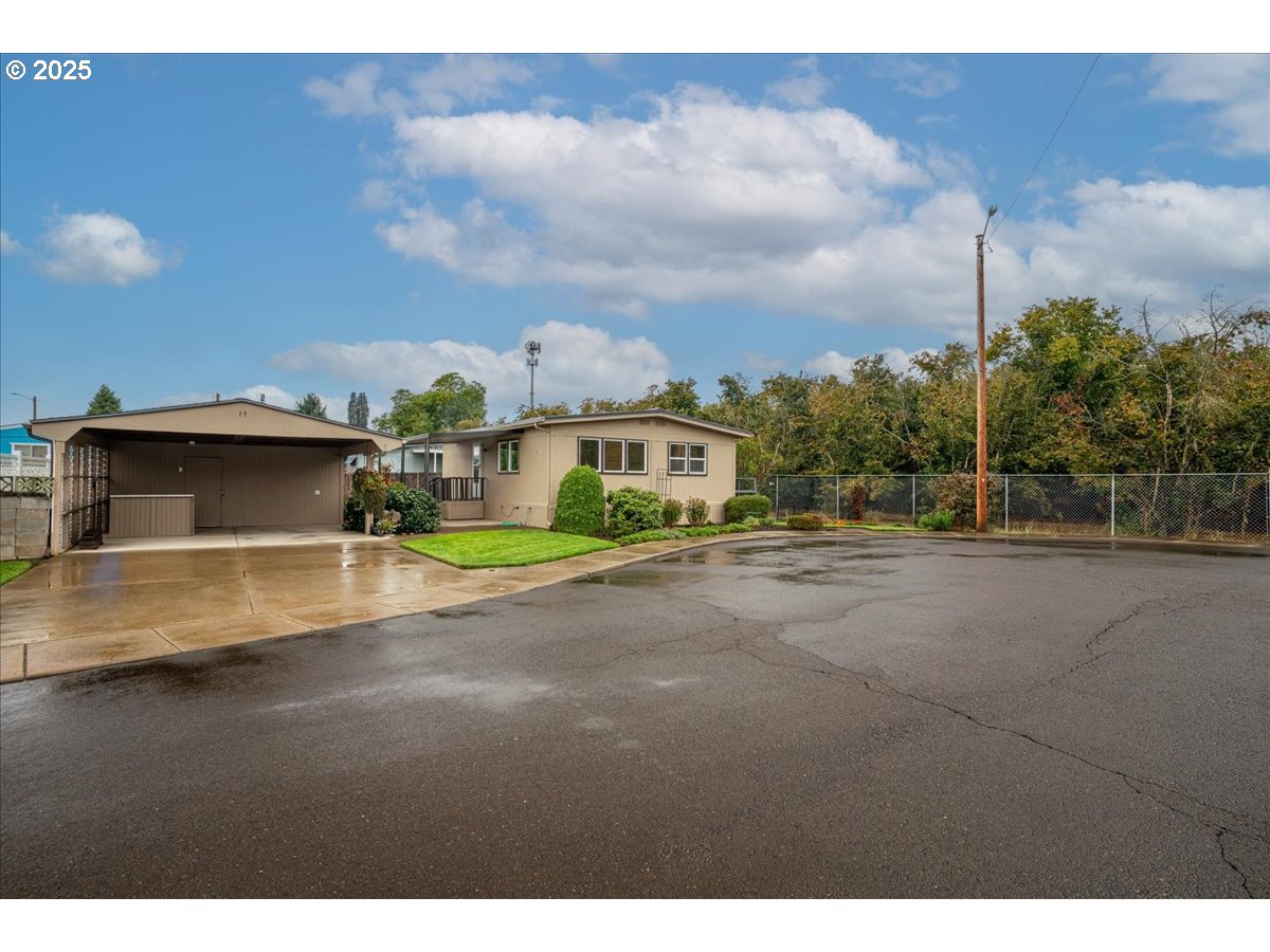 5510 Windsor Island Road North, Unit 19 Keizer, OR 97303 - Photo 3 of 32 a view of a outdoor space