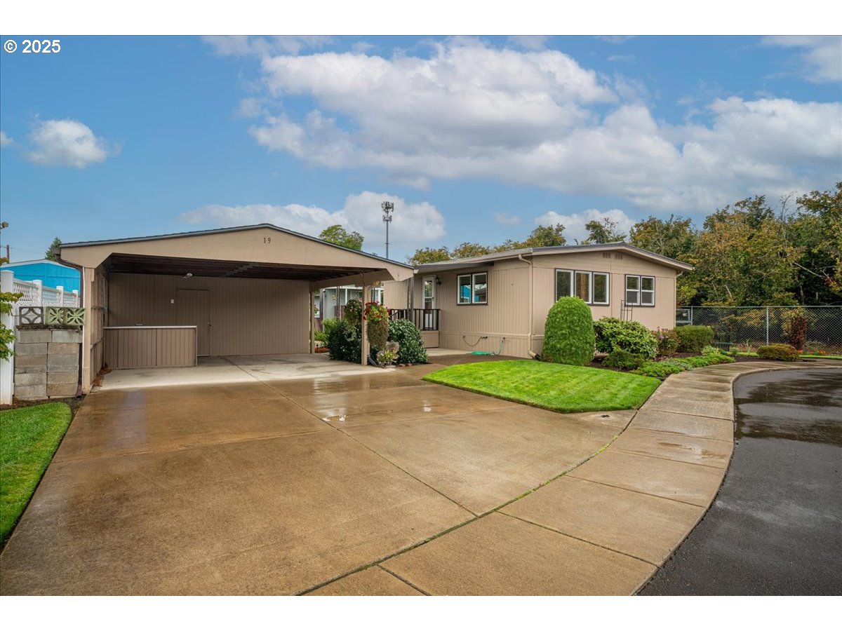 5510 Windsor Island Road North, Unit 19 Keizer, OR 97303 - Photo 4 of 32 a front view of a house with a garden and yard
