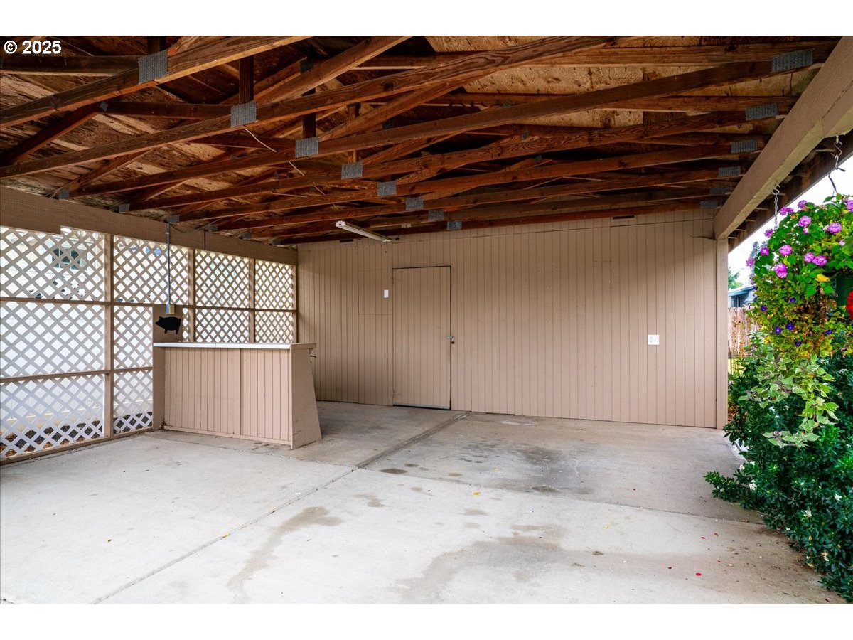 5510 Windsor Island Road North, Unit 19 Keizer, OR 97303 - Photo 5 of 32 a view of a garage