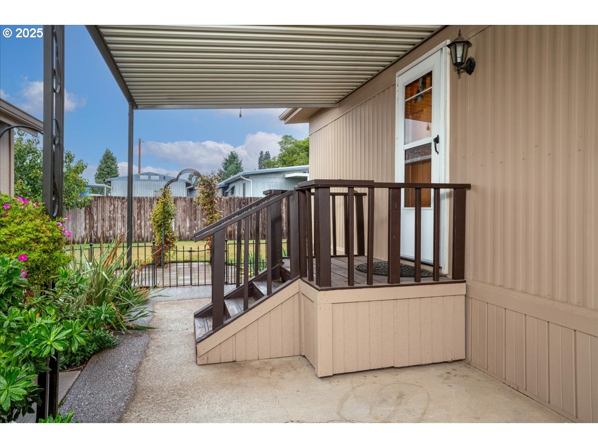 5510 Windsor Island Road North, Unit 19 Keizer, OR 97303 - Photo 6 of 32 a view of outdoor space with a patio and entertaining space