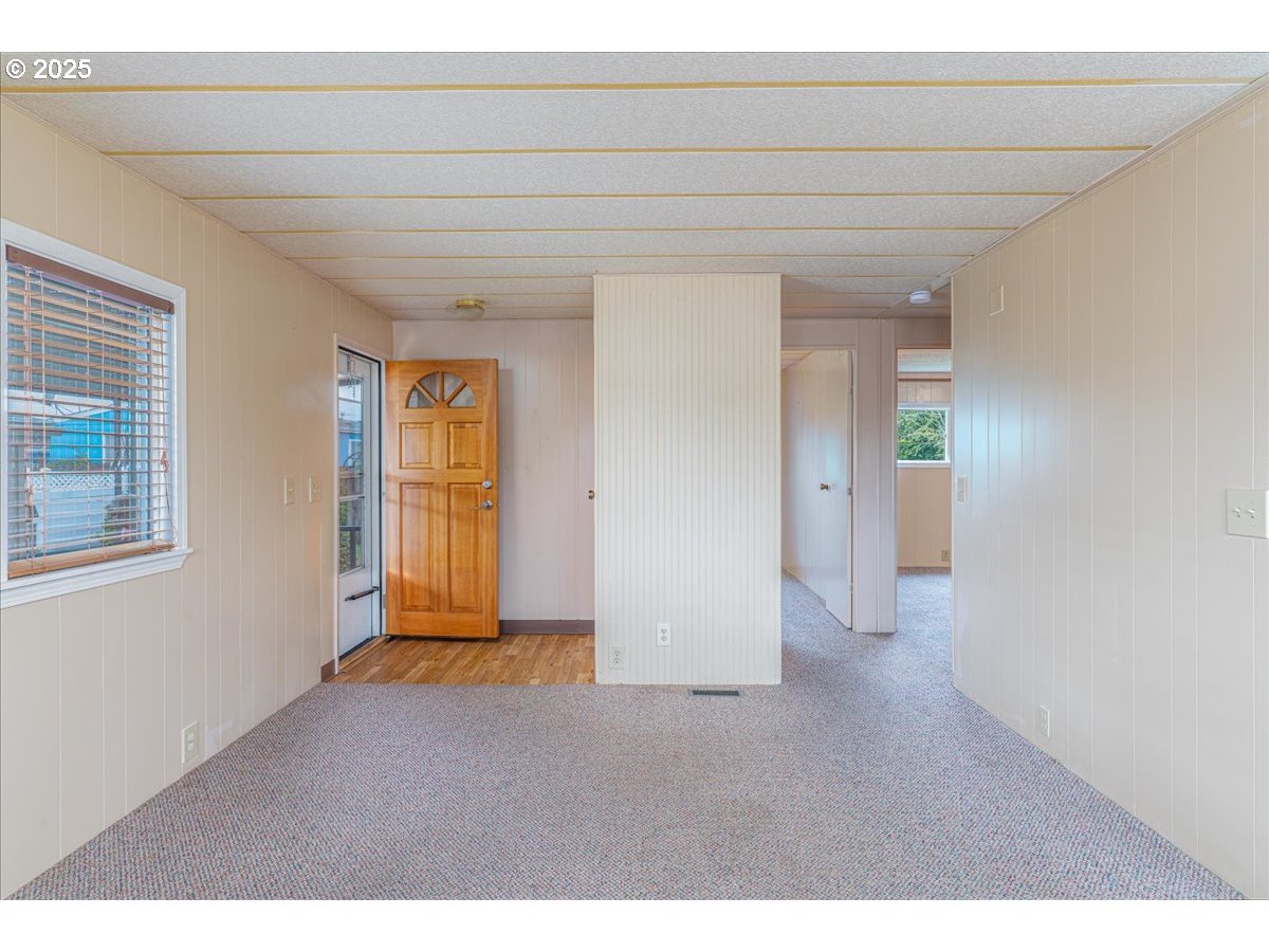 5510 Windsor Island Road North, Unit 19 Keizer, OR 97303 - Photo 9 of 32 a view of an empty room and window