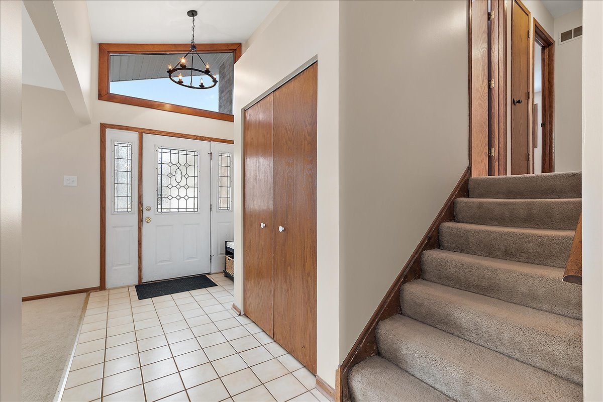 267 Center Road Frankfort, IL 60423 - Photo 2 of 26 a view of an entryway