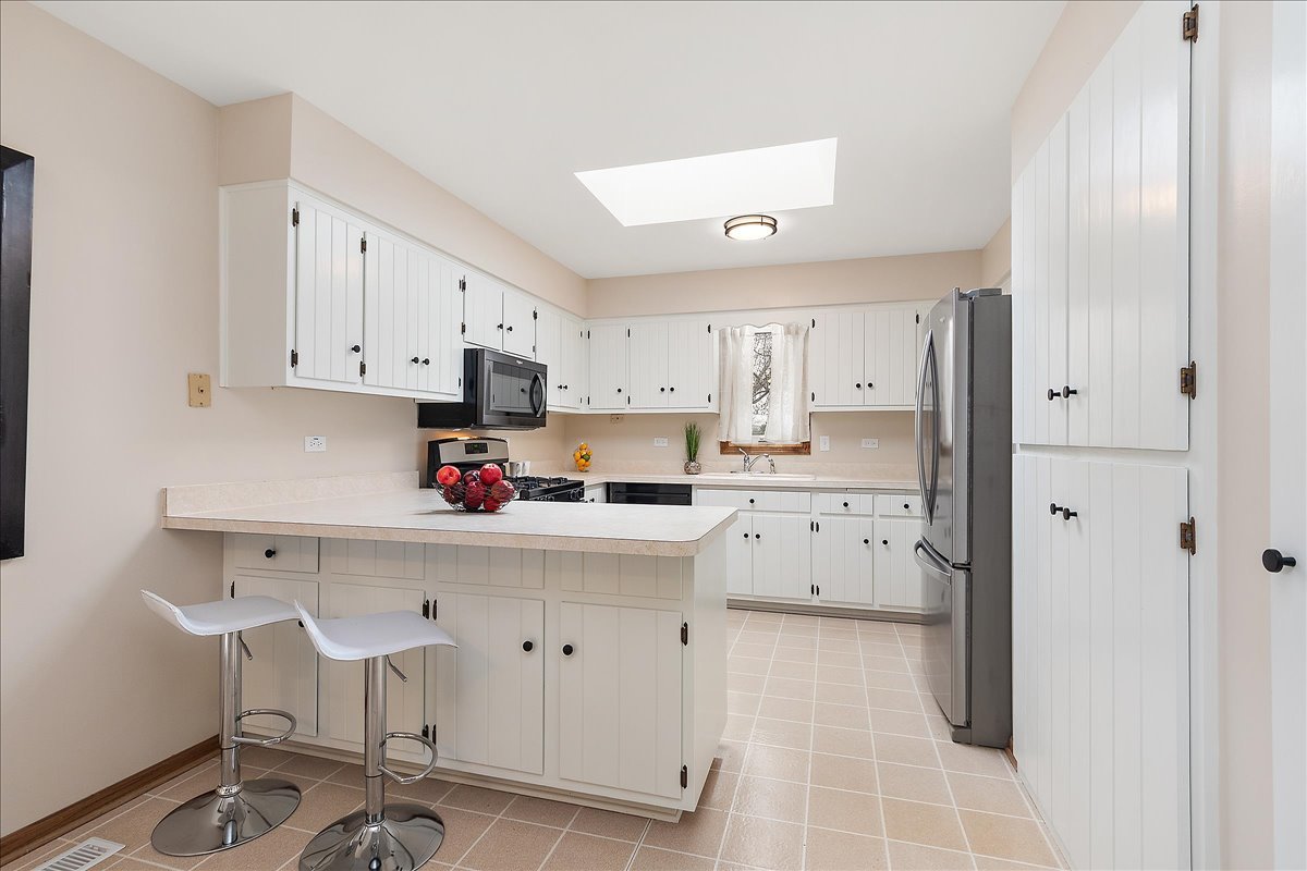 267 Center Road Frankfort, IL 60423 - Photo 7 of 26 a kitchen with cabinets and appliances