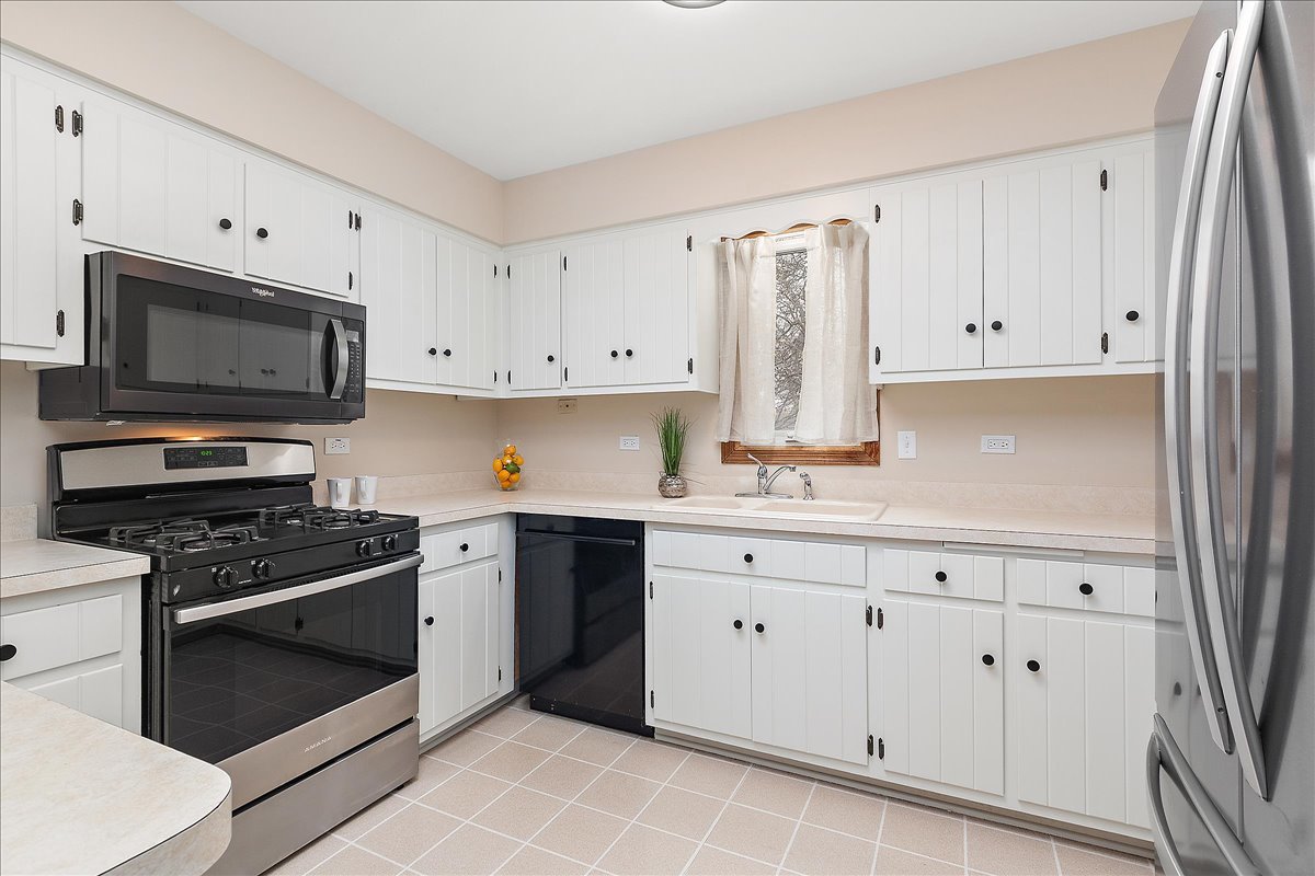 267 Center Road Frankfort, IL 60423 - Photo 8 of 26 a kitchen with cabinets appliances and a sink