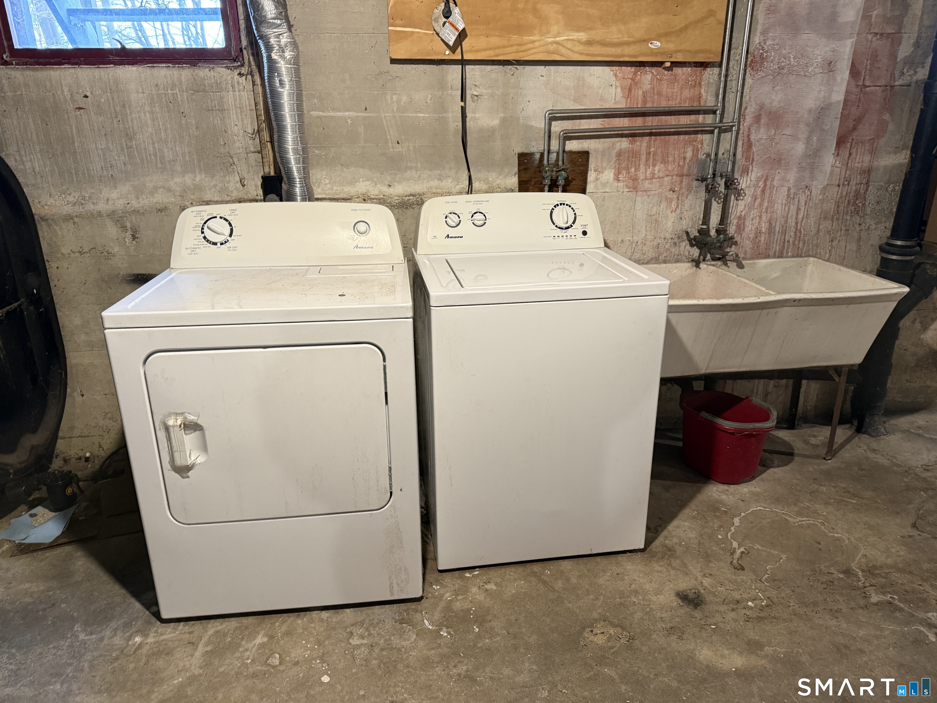 20 Richards Grove Road Waterford, CT 06375 - Photo 4 of 10 a utility room with dryer and washer