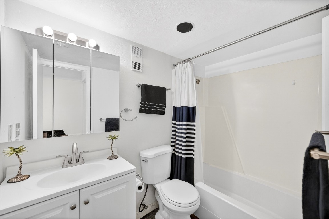 5000 Milwee Street, Unit 61 Houston, TX 77092 - Photo 19 of 42 a bathroom with a sink toilet a mirror and shower