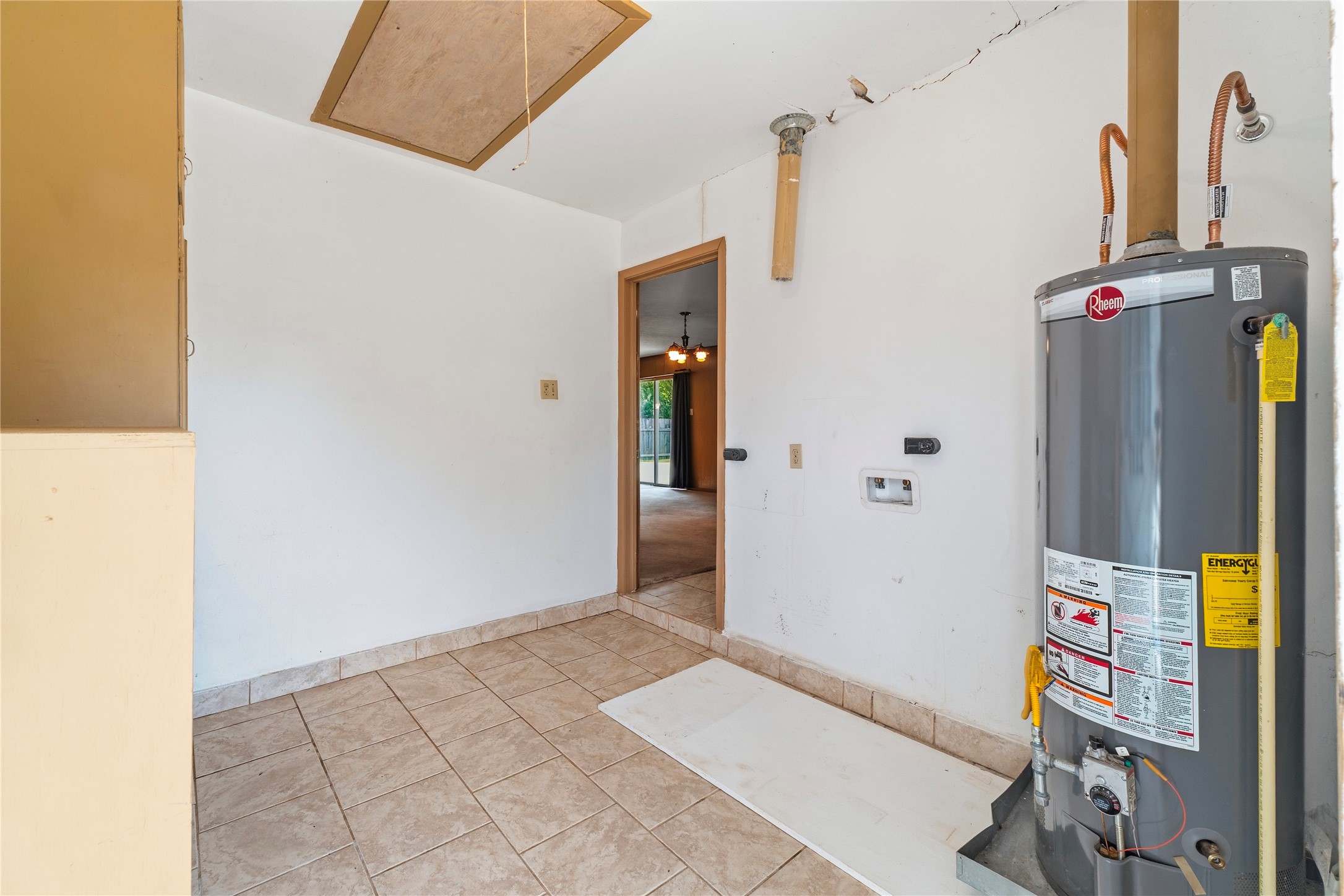 2117 South Houston Road Pasadena, TX 77502 - Photo 11 of 28 Utility Room
