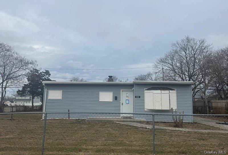 View of front facade featuring a fenced front yard