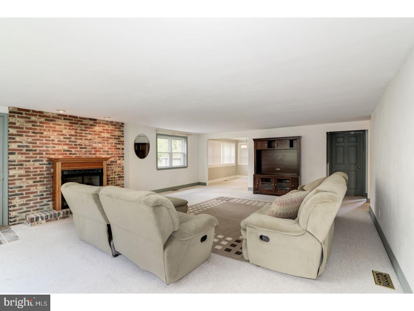 271 Medford Lakes Road Tabernacle, NJ 08055 - Photo 3 of 25 Living Room