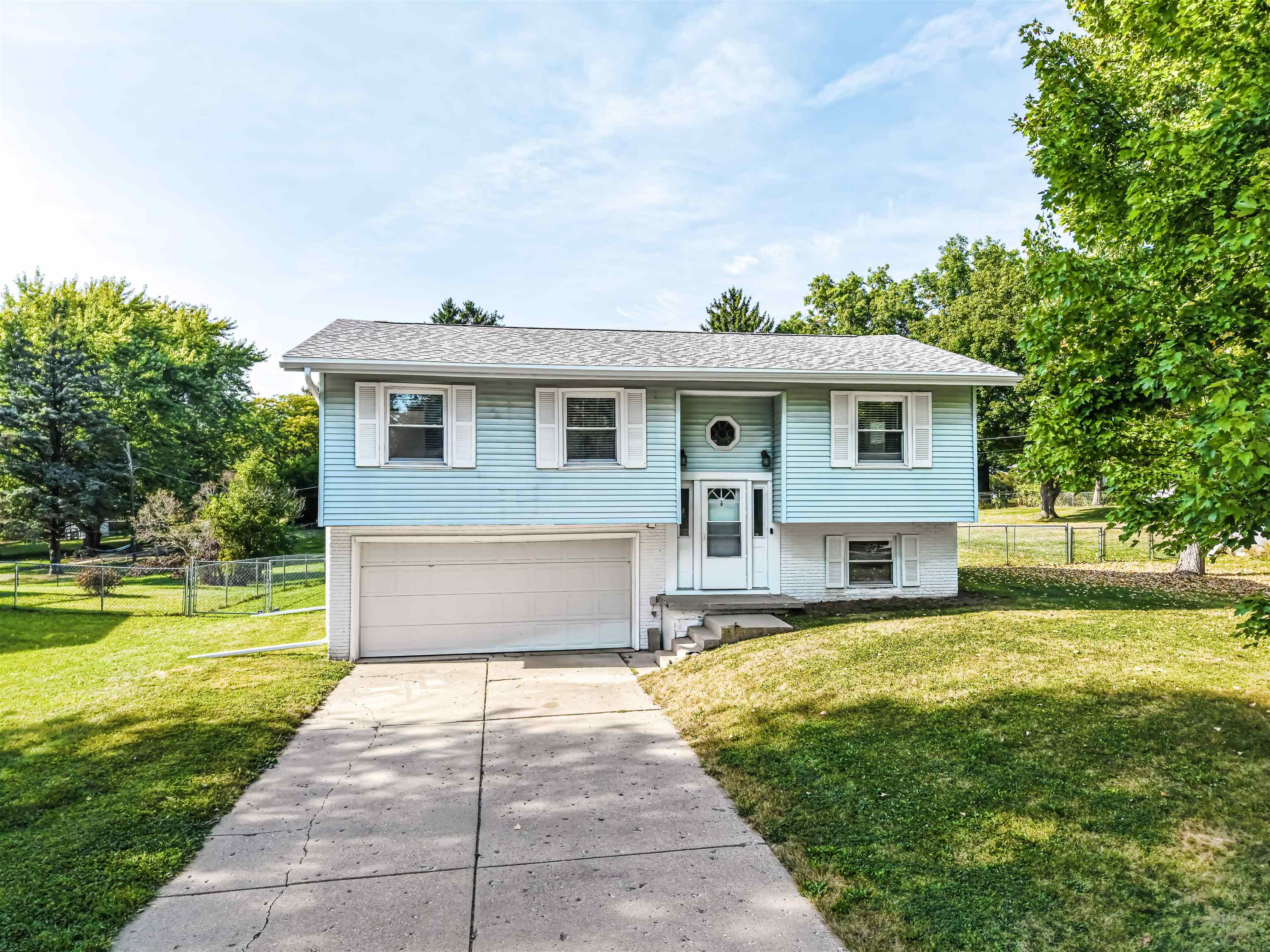 2124 West Middlebury Road Freeport, IL 61032 - Photo 9 of 23 a front view of a house with a yard