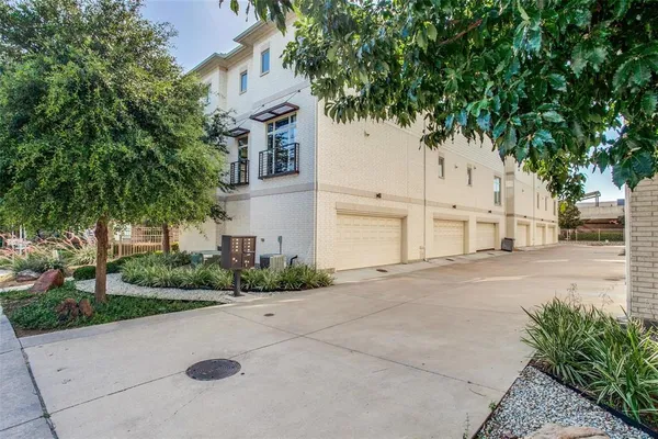 $2,995 | 2325 Stutz Drive, Unit 41, Dallas, TX 75235