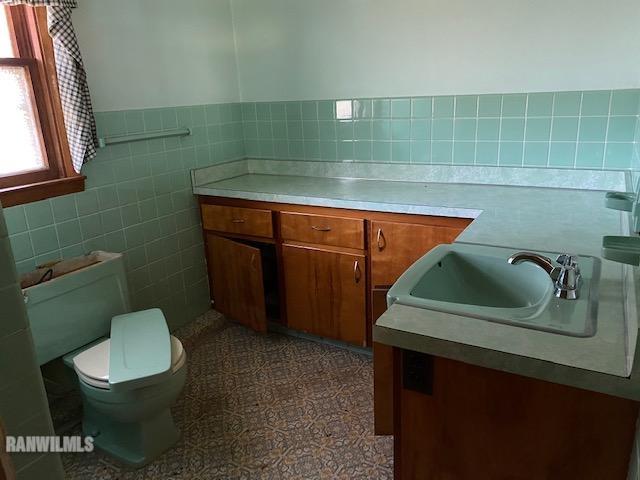 6389 C Riverview Road Thomson, IL 61285 - Photo 14 of 16 a bathroom with a toilet sink and mirror