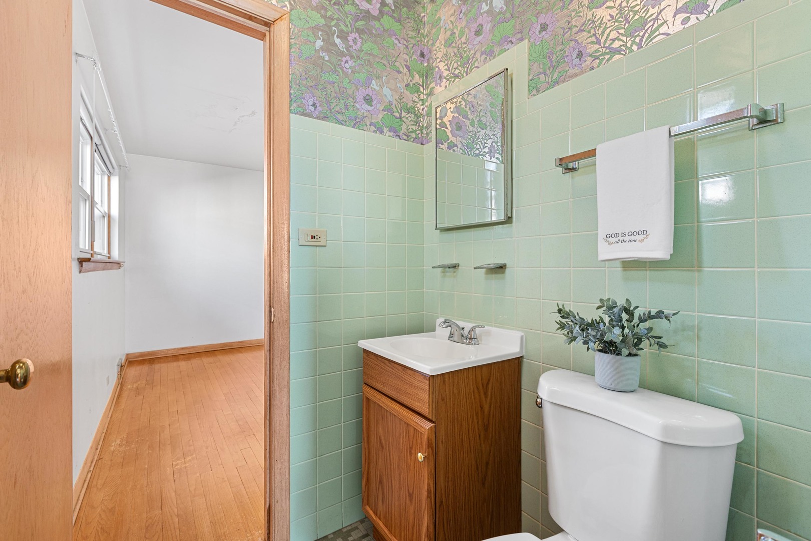 2204 Hainsworth Avenue North Riverside, IL 60546 - Photo 13 of 17 a bathroom with a sink toilet and mirror