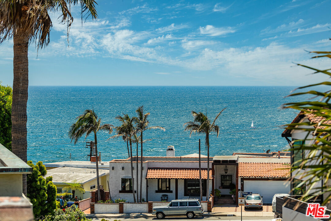 224 Sunridge Street Playa del Rey, CA 90293 - Photo 3 of 44 a view of a city