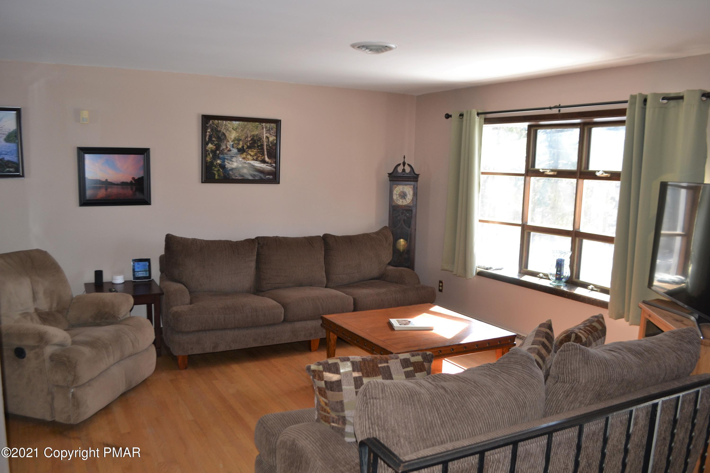 153 Frantz Road Stroudsburg, PA 18360 - Photo 8 of 36 Living Room