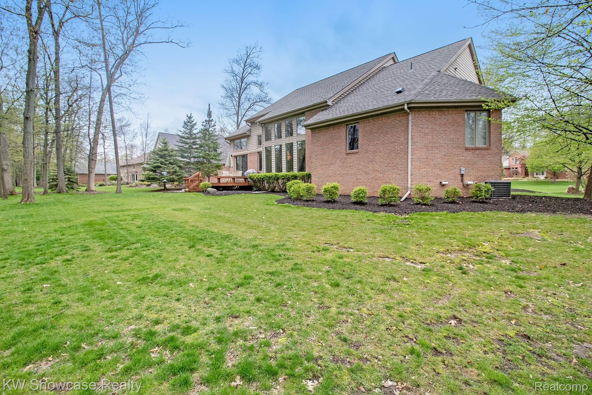 688 Inverness Highland, MI 48357 - Photo 54 of 57 IMG_0090.jpg