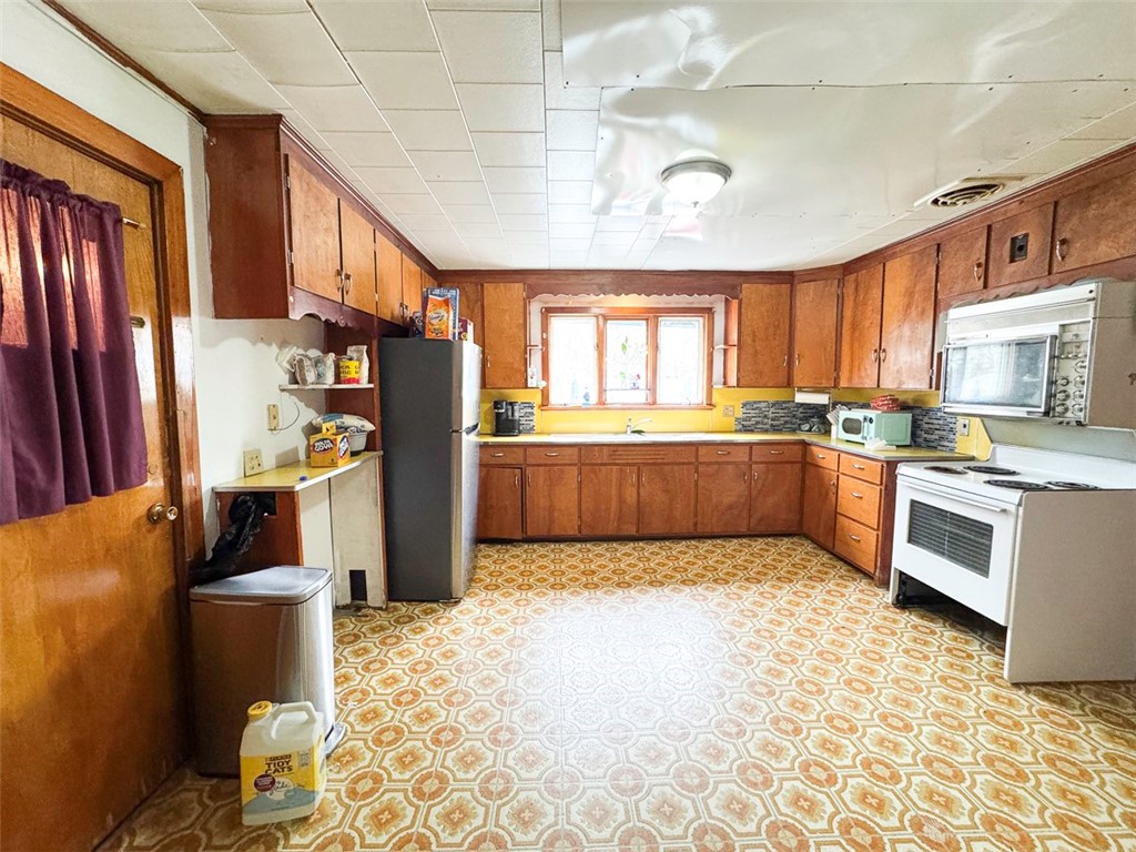 1009 North Street Rochester, NY 14621 - Photo 5 of 22