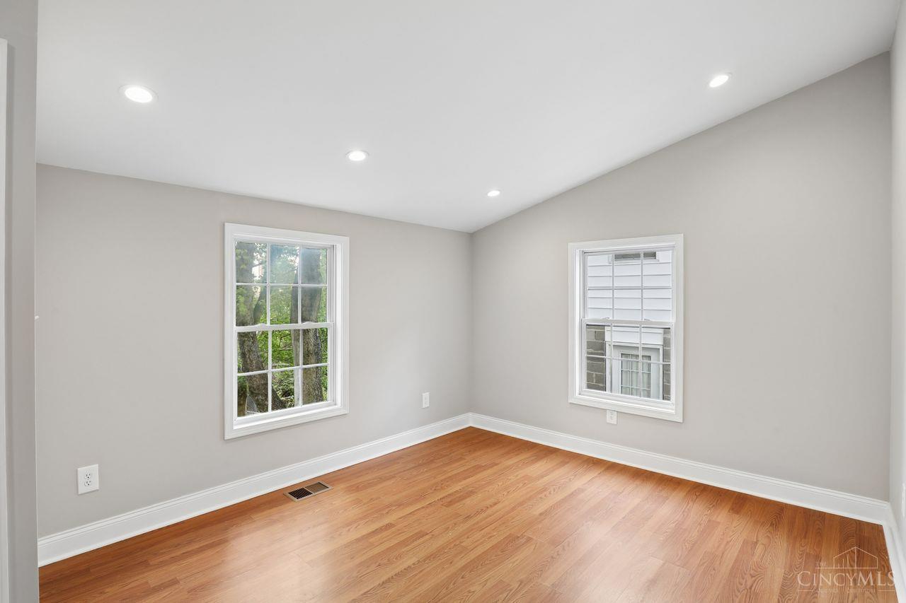 6015 Eleanor Street Cincinnati, OH 45227 - Photo 8 of 36