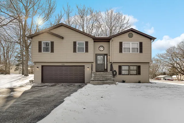 $330,000 | 7515 Hickory Trail, Wonder Lake, IL 60097