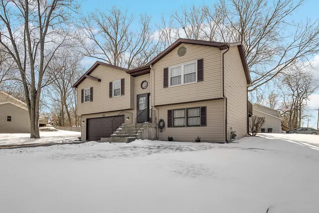 $330,000 | 7515 Hickory Trail, Wonder Lake, IL 60097