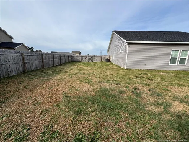 a view of a backyard