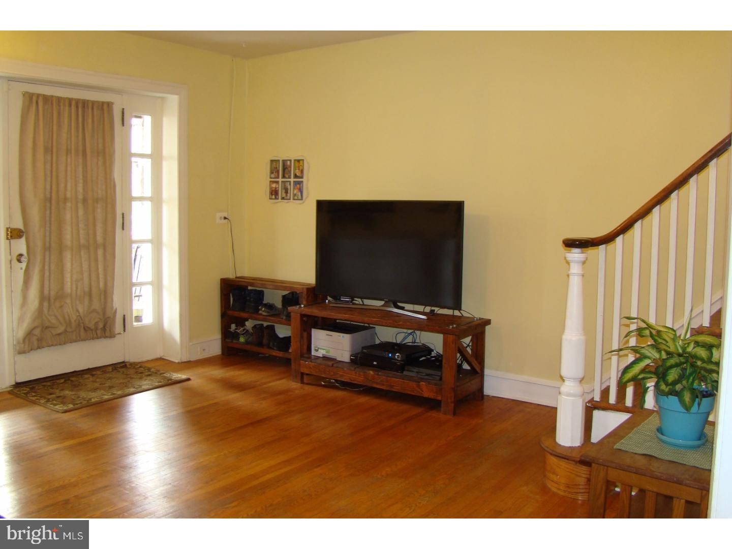 5025 Copley Road Philadelphia, PA 19144 - Photo 7 of 25 Living Room