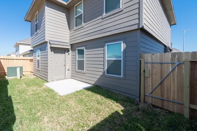 a view of a house with a backyard