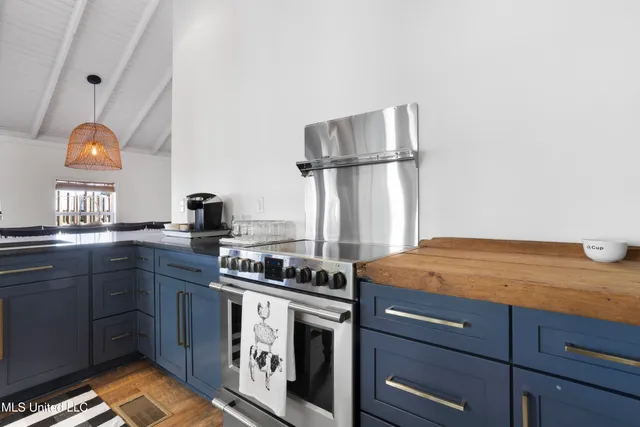 $350,000 | 11046 New York Street, Bay St. Louis, MS 39520