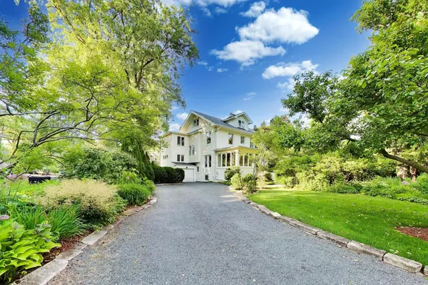 $1,800,000 | 325 Oxford Road, Kenilworth, IL 60043